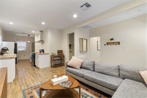 Living area - Spacious 3 BR With Views Near Restaurants & Bars (El Paso)