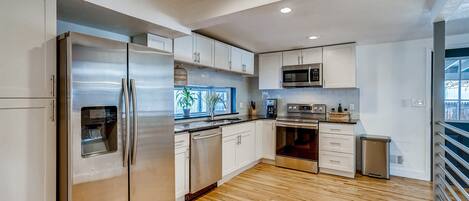 Refrigerador, microondas, horno y parrilla de estufa