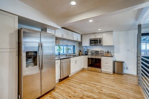 Refrigerador, microondas, horno, placa de cocina