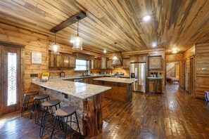 冷蔵庫、電子レンジ、オーブン、コンロ