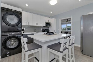 Jääkaappi, mikroaaltouuni, uuni, liesi