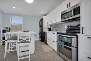 Refrigerador, microondas, horno, placa de cocina