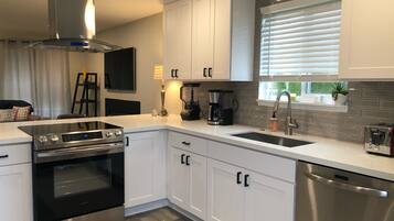 Een koelkast, een magnetron, een oven, een kookplaat