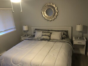 3 bedrooms, iron/ironing board, free WiFi, bed sheets - Luxury Newly Remodeled 3 Bedroom Duplex Unit (Everett)