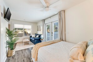 6 bedrooms, in-room safe, desk, iron/ironing board