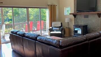 TV connectée, lecteur de DVD, table de tennis de table