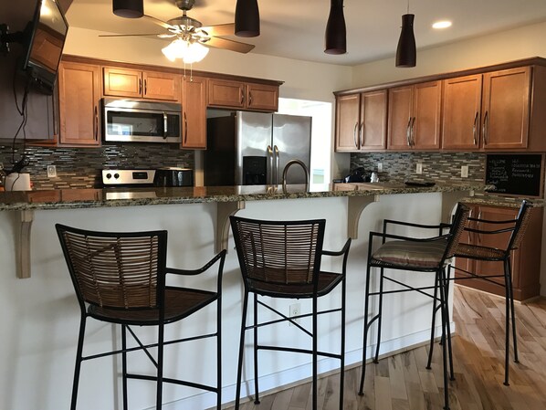 Frigorifero, microonde, forno, piano cottura