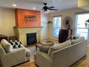 Smart TV, fireplace, books - Location...location...location (Richmond)