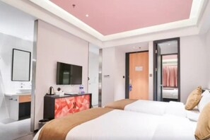 Une chambre d’hôtel moderne équipée d’un lit, d’un bureau avec un téléviseur à écran plat, d’un miroir et d’une porte donnant sur un balcon.