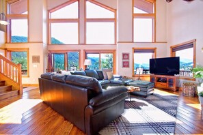 Fernseher, Kamin, DVD-Player, Bücher