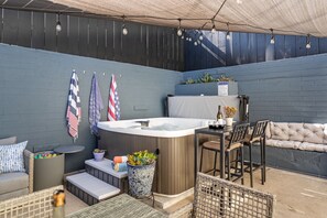 Outdoor spa tub - HOT TUB, Parking, A/C - Near SeaWorld, Beaches, MCRD, Barnes Tennis, PLNU! (San Diego)