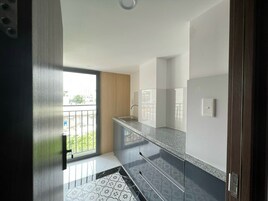 Una cocina moderna con un ventanal grande, un fregadero y una encimera.