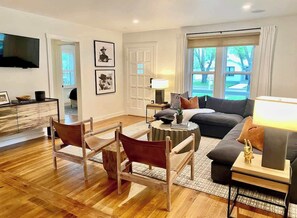 Älytelevisio, takka, pöytäjalkapallopöytä, pöytätennispöytä