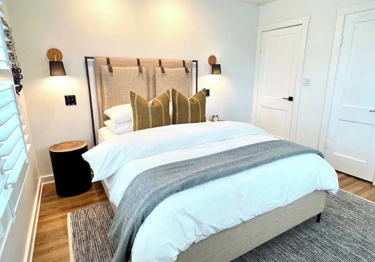 Queen bed.