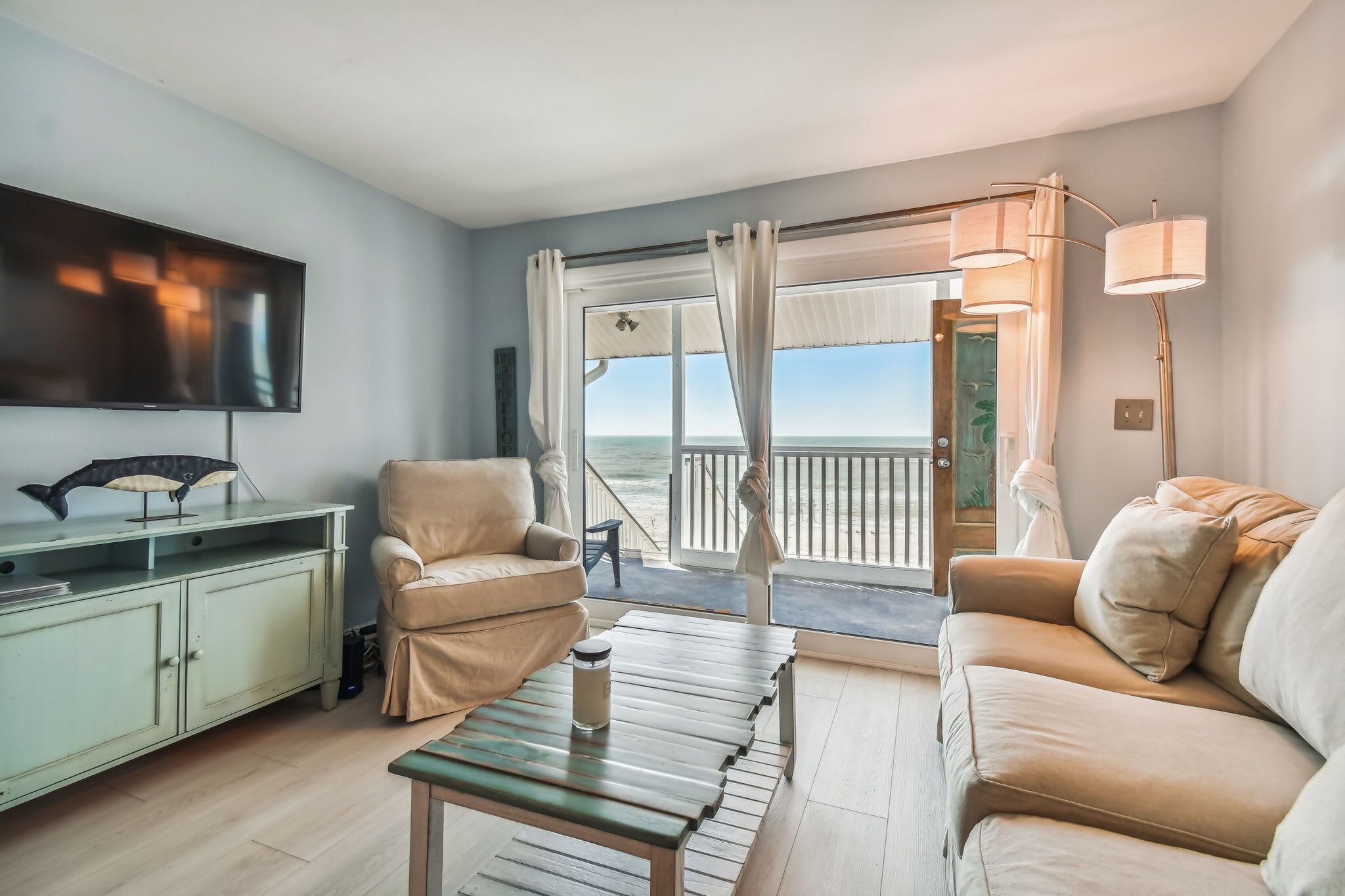 Televisión y oficina 