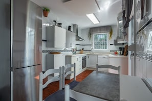 Refrigerador, microondas, horno y lavavajillas 