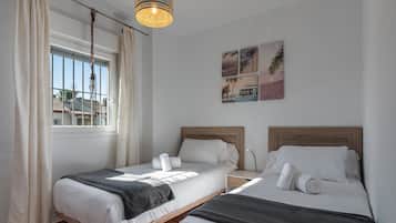 3 slaapkamers, een strijkplank/strijkijzer, gratis wifi, beddengoed