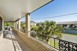Terrace/patio - Beachside Unit in the Centre of Town (WOORIM)
