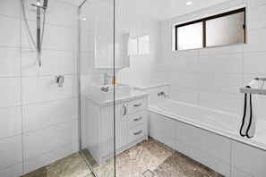 Douche, séchoir à cheveux, serviettes fournies