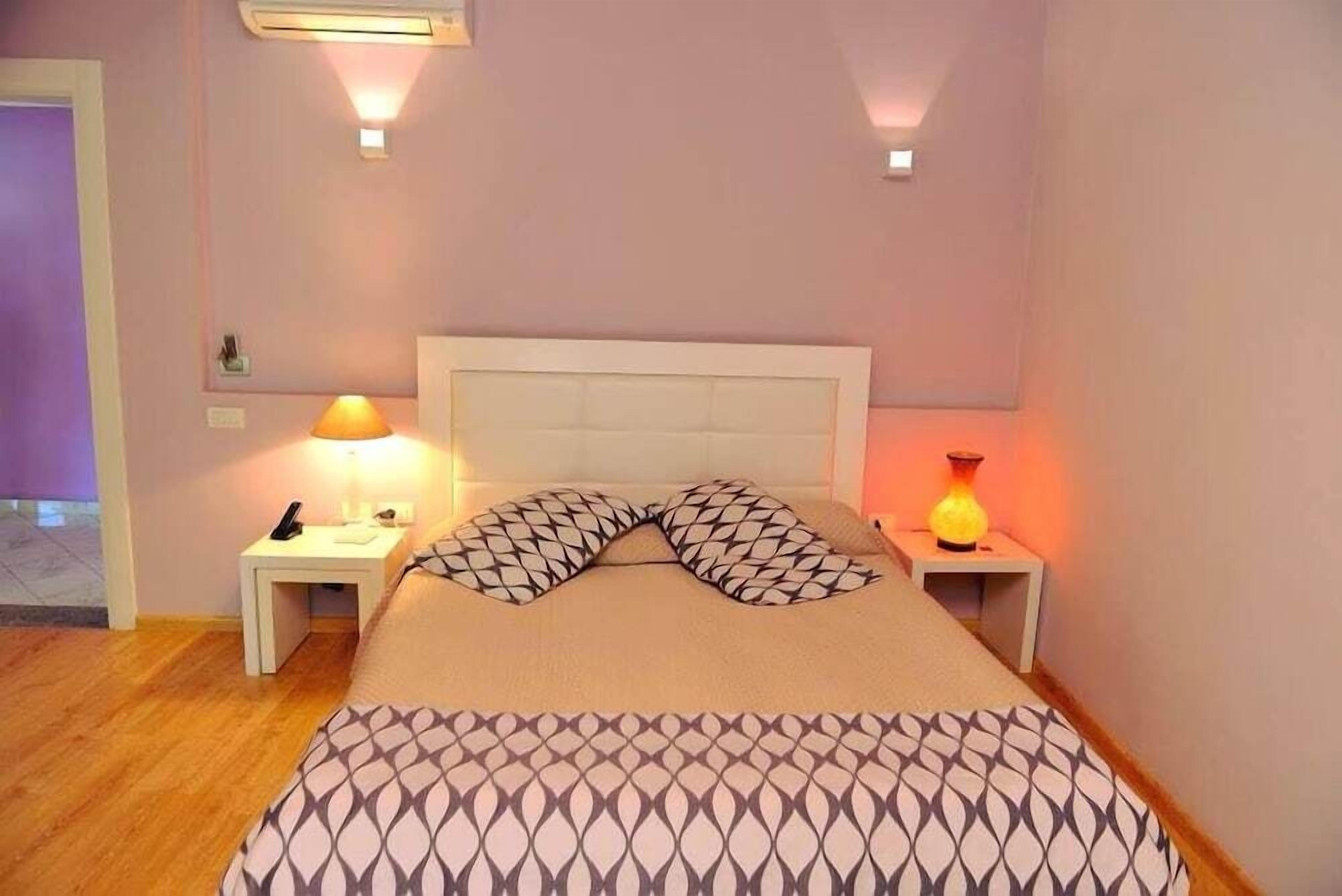 تجهيزات عازلة للصوت ومكواة/لوح كي