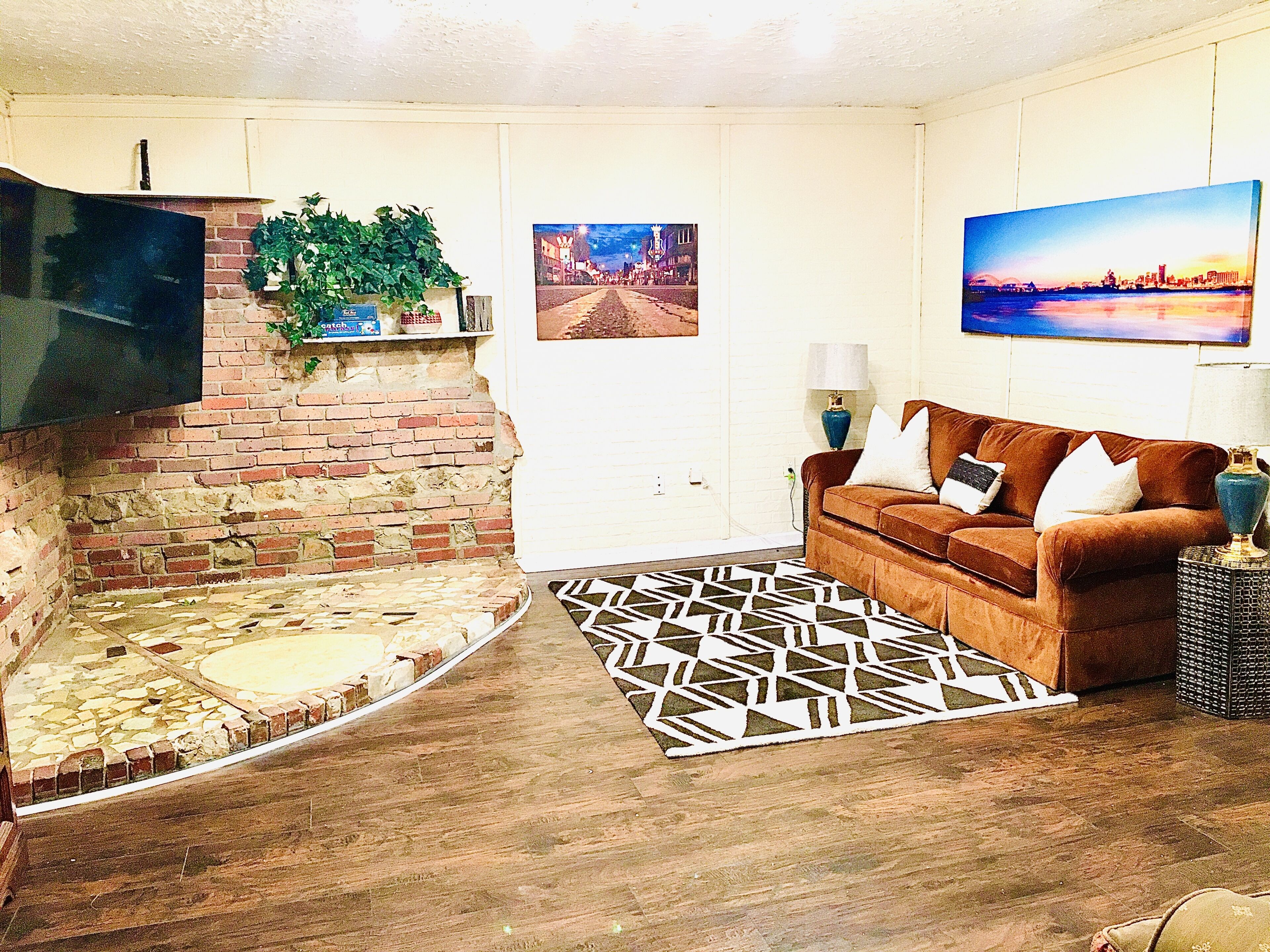Mid-Century Modern , 2 bedrooms, 3 TVs, 2 living areas. Nurses welcome