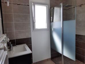 Ducha, secador de pelo, jabón y papel higiénico