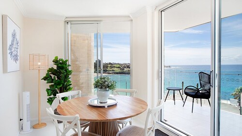 Coogee Lookout is Modern home with amazing ocean views and just across the road from beach!