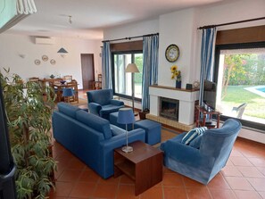 Smart TV, fireplace