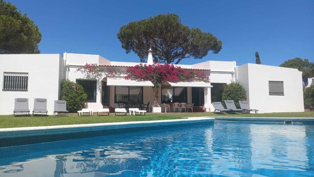 A modern villa with a swimming pool, outdoor seating, and a large tree. - Casa Azevedo - Vilamoura (Vilamoura)
