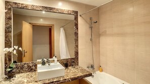 Badewanne, Haartrockner, Handtücher