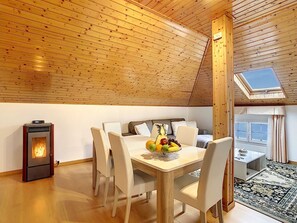 Dining - Casa Leão de Ouro by LovelyStay (Sao Jorge)