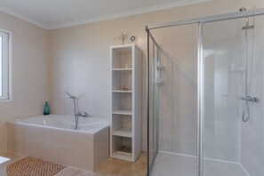 Badewanne, Whirlpool, Haartrockner, Handtücher