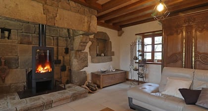 Spacious Countryside Retreat with Games Room, Near Pond, Sleeps 15