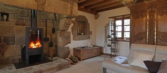 Spacious Countryside Retreat with Games Room, Near Pond, Sleeps 15