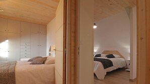 Een slaapkamer met een bed, een kledingkast en een spiegel.