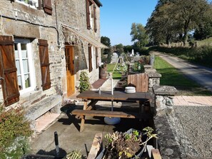 Outdoor dining - Old house with WIFI and pets allowed near Swiss Normandy (Tinchebray-Bocage-Frênes)