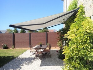 Outdoor dining - Village house with private garden, perfect for families (Orval sur Sienne)