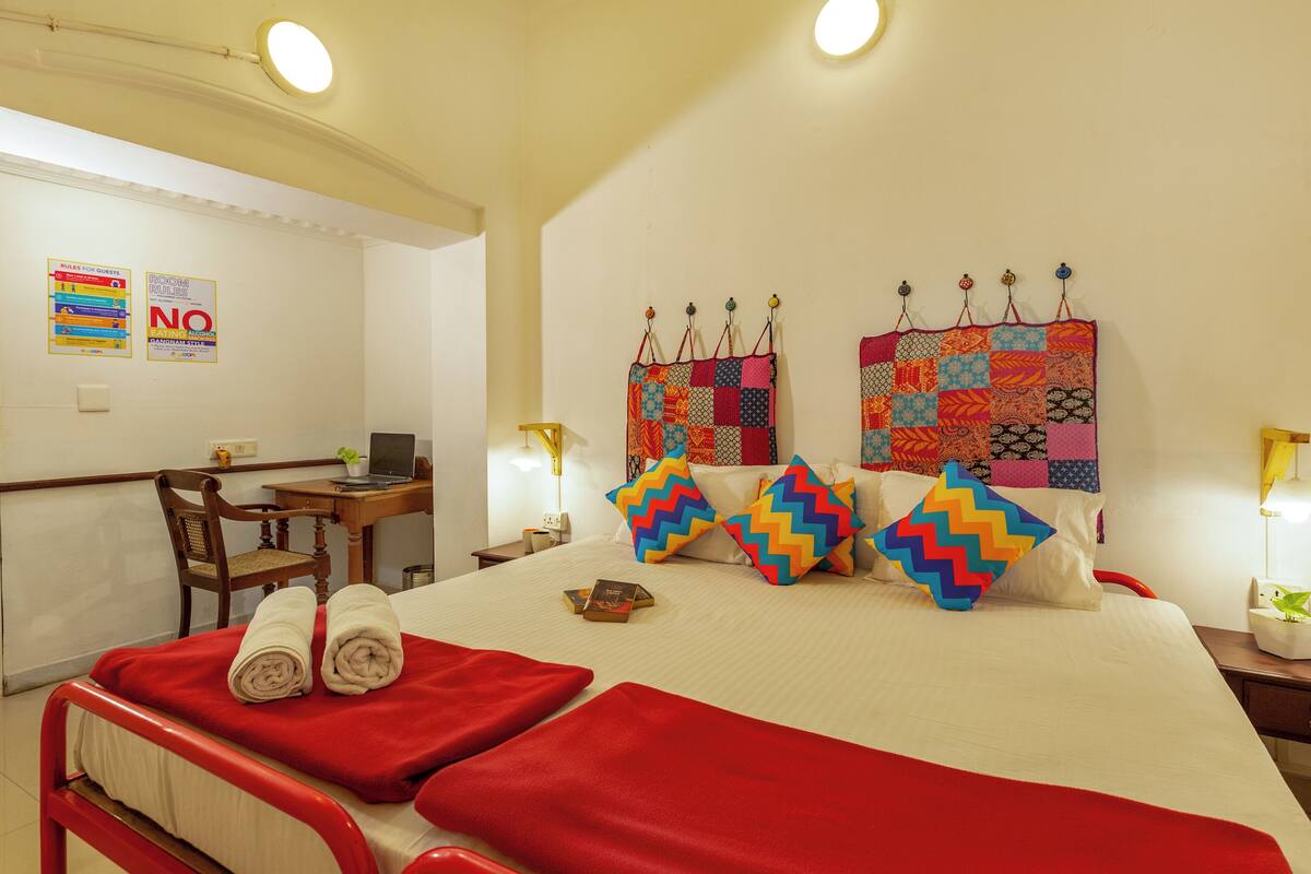 Deluxe Double AC Room With Ensuite Bathroom | Bộ đồ giường cao cấp, phòng cách âm 
