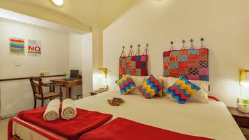 Deluxe Double AC Room With Ensuite Bathroom | Seprai premium, kedap suara, Wi-Fi gratis, dan seprai linen