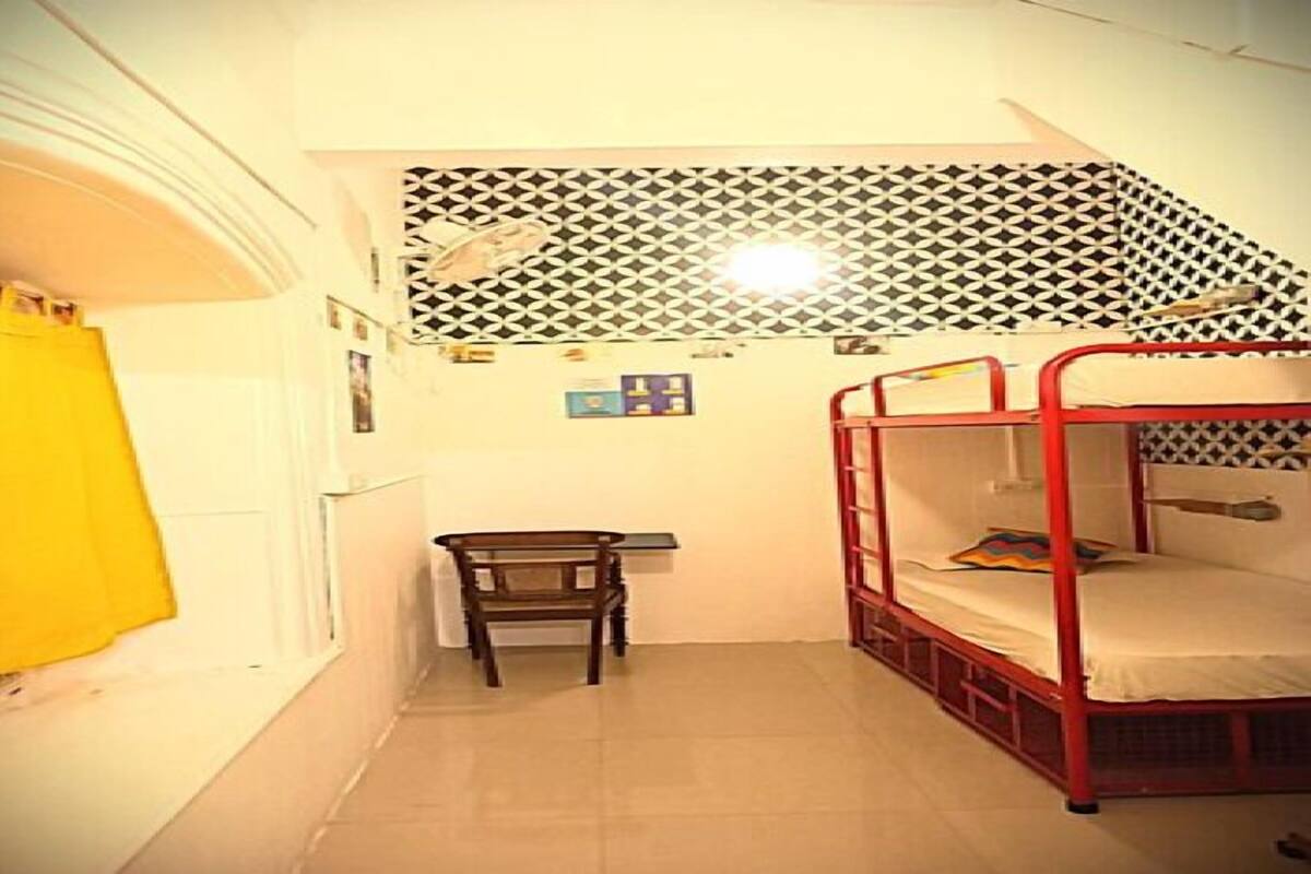 Deluxe Twin Bed AC Room With Shared Bathroom | Bộ đồ giường cao cấp, phòng cách âm 