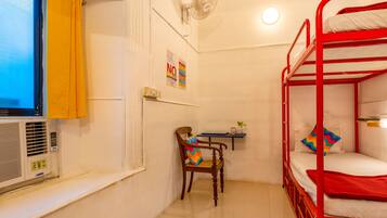 Bed In 6 Bed Mixed AC Dormitory Room With Ensuite Bathroom | Seprai premium, kedap suara, Wi-Fi gratis, dan seprai linen
