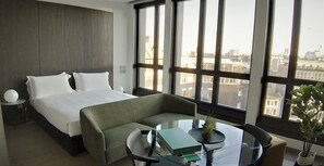 Studio Upper Floor | Individuelt dekorert, individuelt innredet og skrivebord