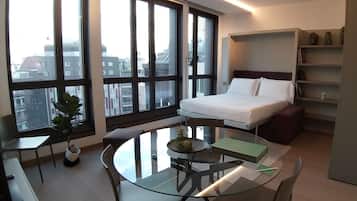 1 habitaciĂłn, decoraciĂłn personalizada, muebles diferentes y escritorio