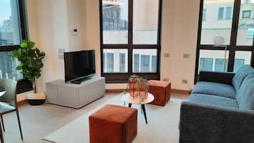 1 habitaciĂłn, decoraciĂłn personalizada, muebles diferentes y escritorio