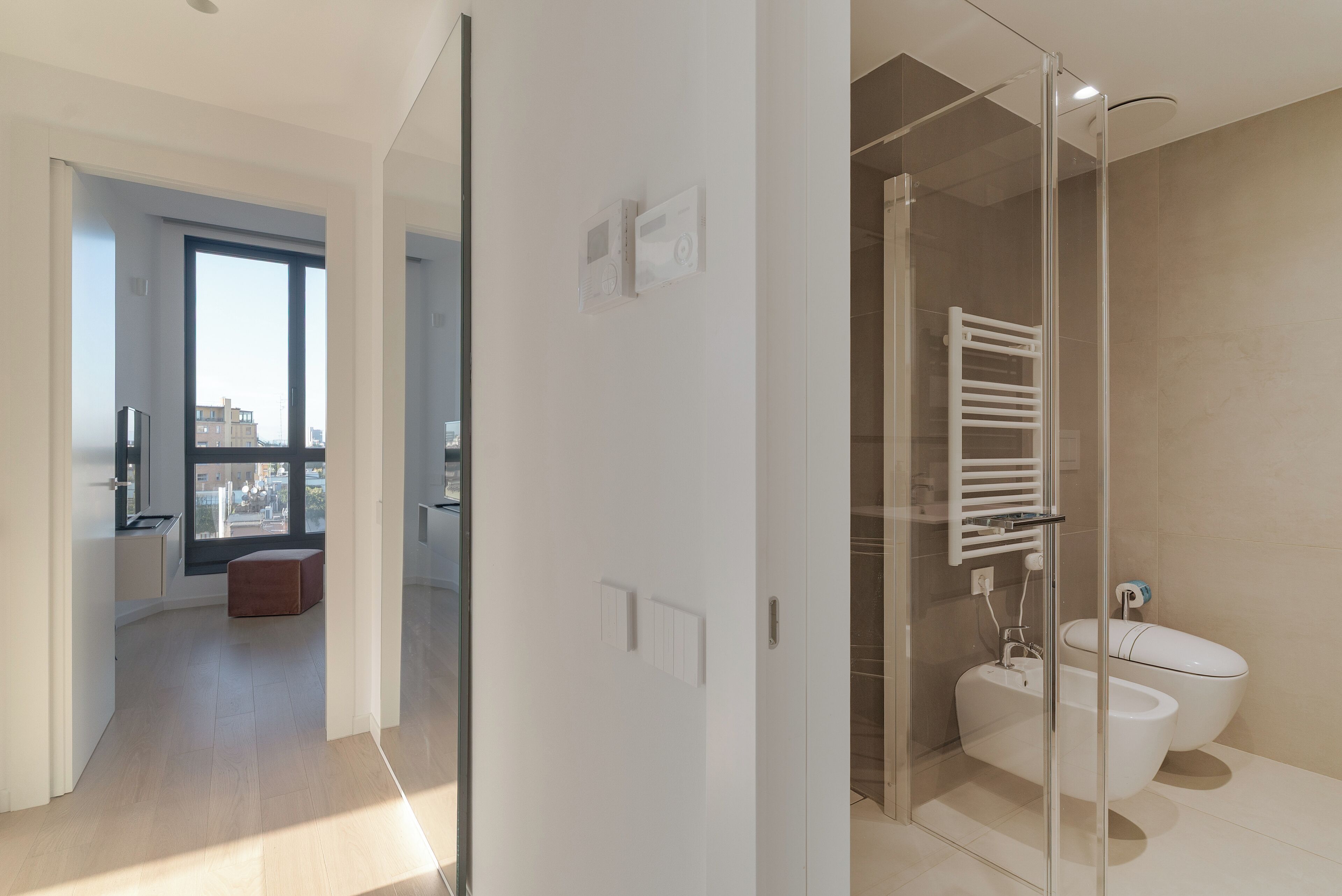 Ein modernes Badezimmer mit Duschkabine, Toilette und Bidet.
