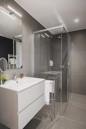 Douche, articles de toilette gratuits, sĂšche-cheveux, bidet