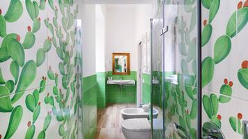 Dusche, Haartrockner, Bidet, Handtücher