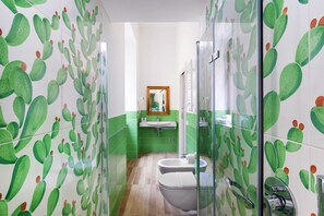 Dusche, Haartrockner, Bidet, Handtücher