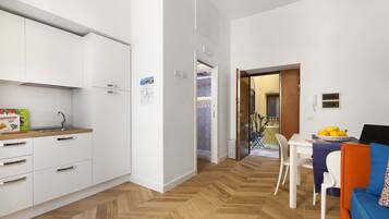 Kühlschrank, Mikrowelle, Wasserkocher mit Kaffee-/Teezubehör