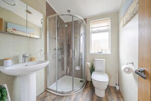 Shower, hair dryer, towels - 2 Bed Cabin - Sleeps 4 - Pets - 5 min to Beach (Bridlington)
